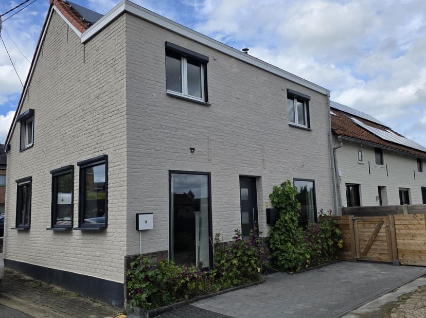Op zoek naar een toekomstklare, onderhoudsvriendelijke thuis zonder tuinzorgen? Deze totaalgerenoveerde woning (123m²) in de Vossenstraat te Bertem we
