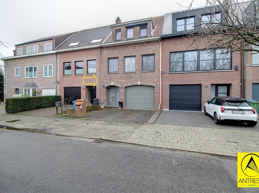 Ideaal residentieel (Neerland) gelegen gezinswoning met extra studio op het gelijkvloers en zonnige tuin met ideale zuidwest Oriëntatie!<br />
De won
