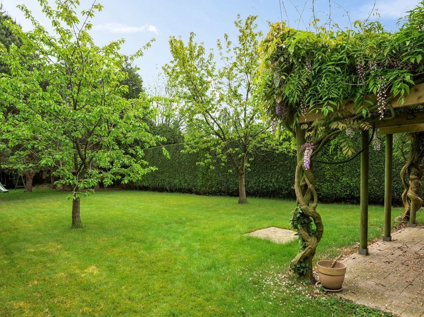 Charmante villa met 4 slaapkamers, 2 badkamers en tuin met volledige privacy<br />
Algemeen:<br />
- Bewoonbare oppervlakte: ca. 240 m²<br />
- Oost g