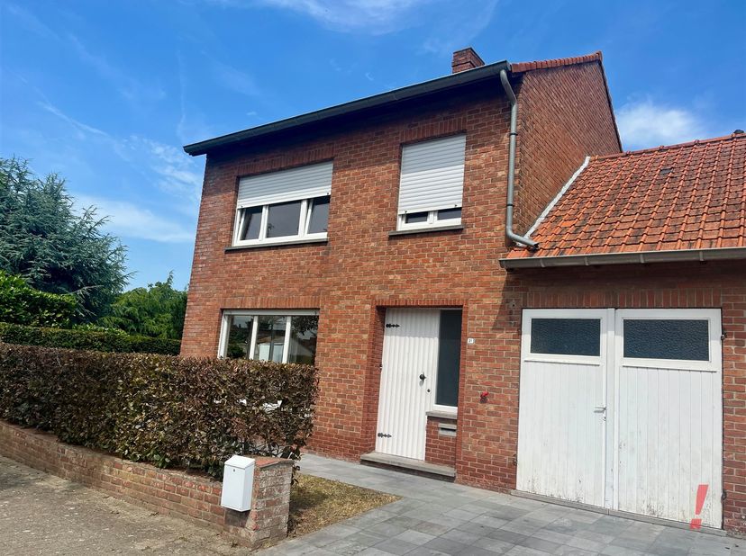 Gerenoveerde halfopen woning gelegen op een rustige locatie in de dorpskern van Varsenare. <br />
Deze woning omvat een inkomhal, woon- en eetkamer m