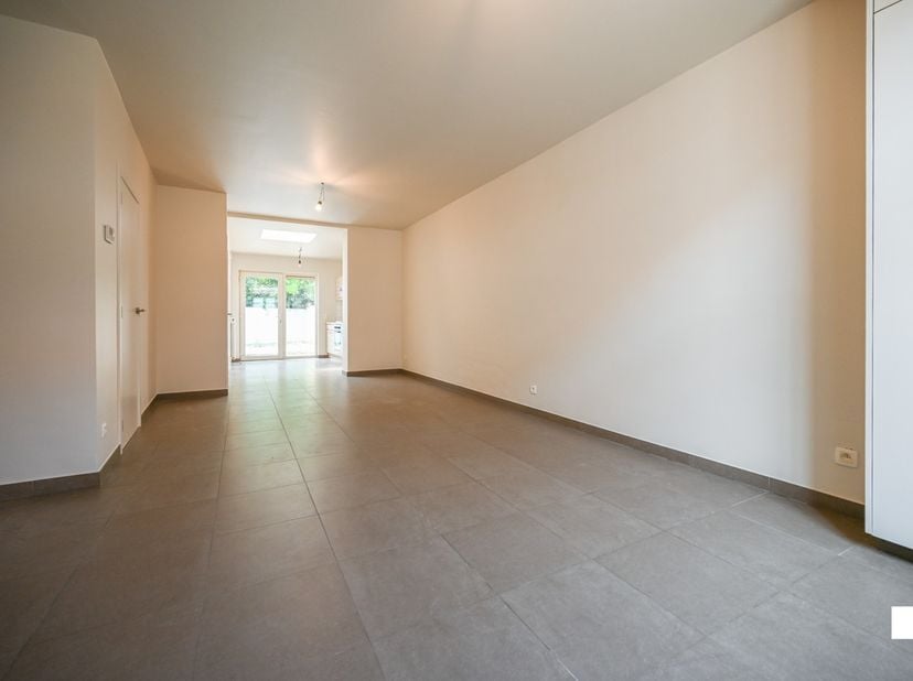 Op zoek naar een instapklare woning met een uitstekende energiescore én een gunstige ligging? Dan is deze charmante woning zeker een bezoek waard. Gel