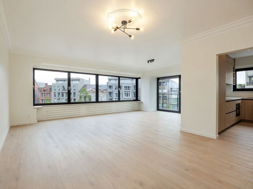 Op een toplocatie in het centrum van Sint-Niklaas bevindt zich dit smaakvol vernieuwde appartement, gelegen op de derde verdieping van een verzorgd re