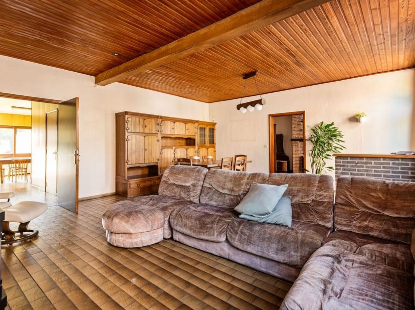 Locatie:<br />
Deze authentieke te renoveren woning is gelegen aan Halle-Dorp 72 in het centrum van Halle, een deelgemeente van Zoersel. Deze central