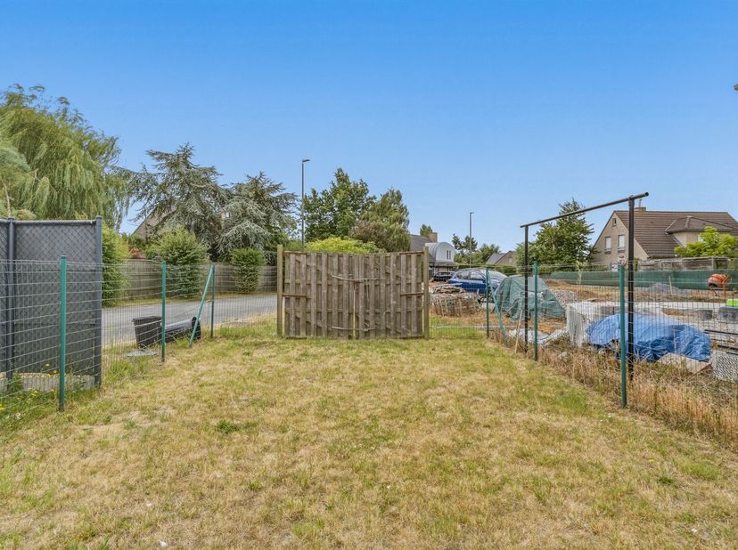 In Zandvoorde bevindt zich deze halfopen woning op een perceel van 413 m². De woning biedt een bewoonbare oppervlakte van 139 m² en vormt de ideale op