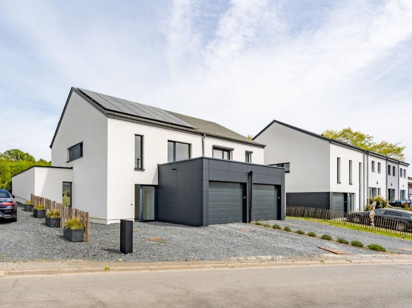 Dit pand wordt verkocht onder het stelsel van registratierechten (3% onder voorwaarden  geen btw).ERA B-LUX biedt u deze moderne woning met 3 slaapkam