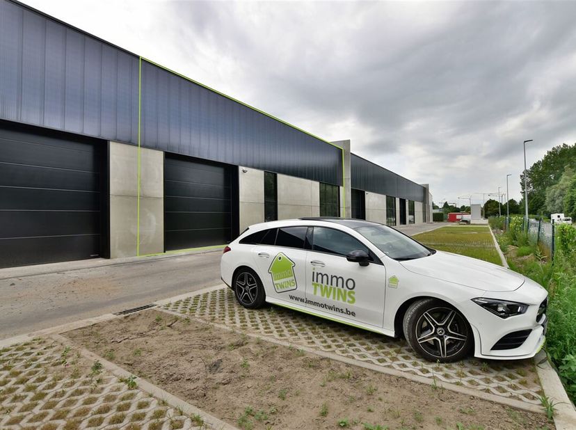 MAGAZIJN (UNIT 15) MET 5 PARKEERPLAATSEN TE DENDERMONDE. Deze unit heeft een oppervlakte van ong. 233m² (18m op 13m) met privatieve parkingen (P11 TOT