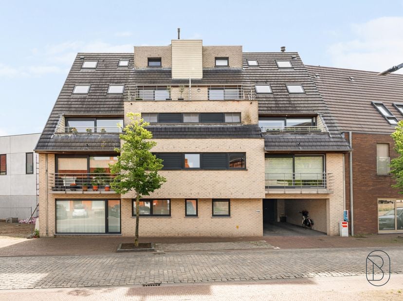 Instapklaar appartement met zuidgericht terras, prachtig zicht op de Kluisberg, én aparte garagebox (20m²), gelegen op de eerste verdieping van een ve