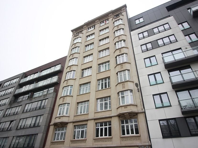 Contacteer David voor een bezoek: 0470 76 90 21. Dit lichte appartement van 80 m² bevindt zich op de 8e verdieping van een klein appartementencomplex