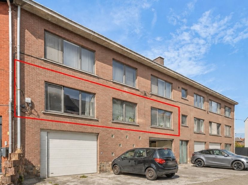 Dit&amp;nbsp;instapklare appartement, volledig gerenoveerd in&amp;nbsp;2015, is uitstekend gelegen nabij de&amp;nbsp;E314/E40, de&amp;nbsp;Vaartkom, het&amp;nbsp;Park Abd