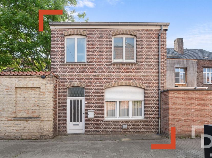 Huis met koer te koop op wandelafstand van het station en de Grote Markt van Ieper.<br />
Op heden is de woning verhuurd waardoor deze woning niet en