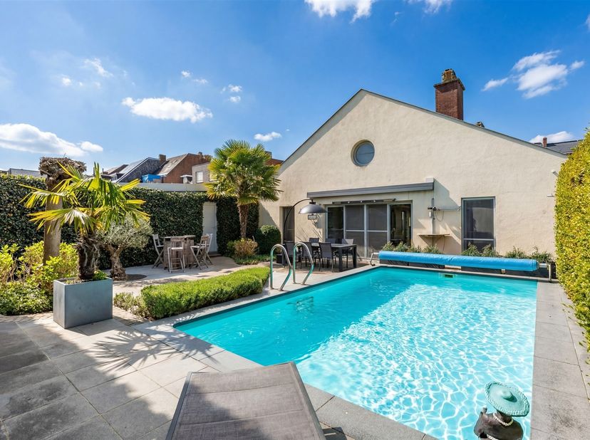 Welkom in de Jozef Buyssestraat te Wetteren, waar wonen en werken perfect gecombineerd kunnen worden. Deze veelzijdige eigendom biedt aan de straatzij