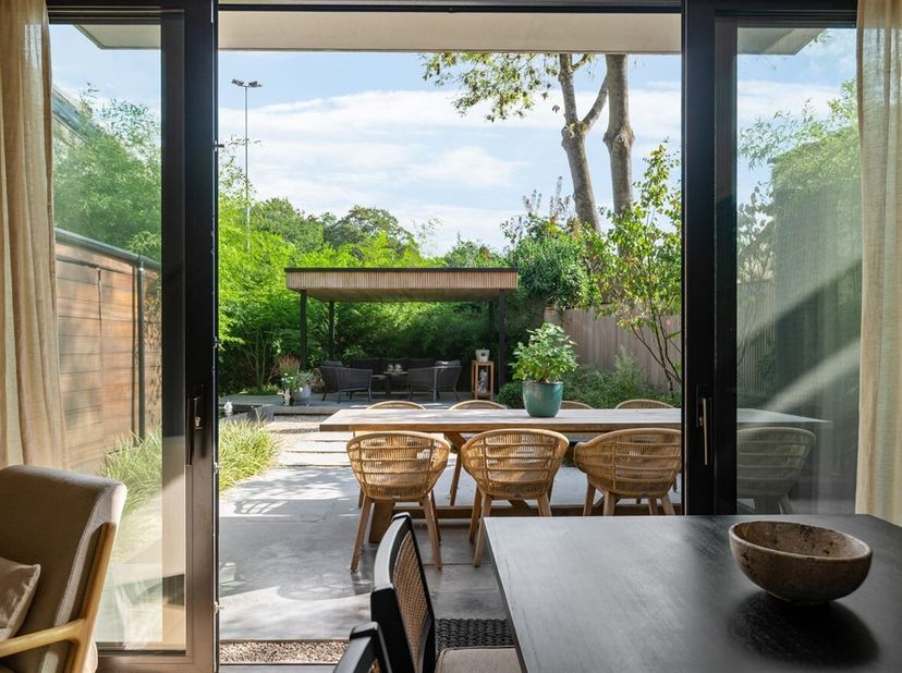 Prachtig gelijkvloers appartement (60m²) voorzien van alle comfort met prachtig aangelegde tuin (100m²) op centrale ligging te Mortsel biedt tal van m