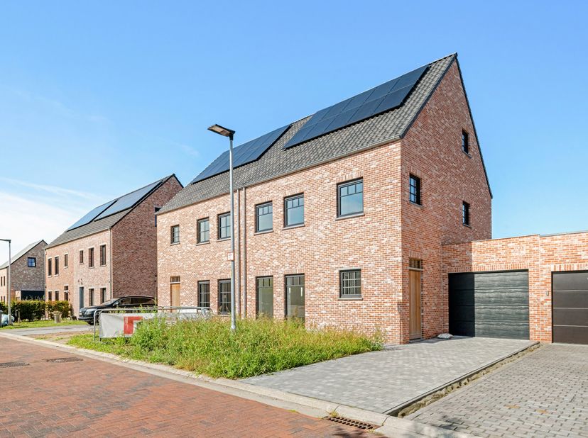 Deze moderne en energiezuinige woning combineert hedendaags wooncomfort met een hoogwaardige afwerking en bijzondere aandacht voor detail en duurzaamh