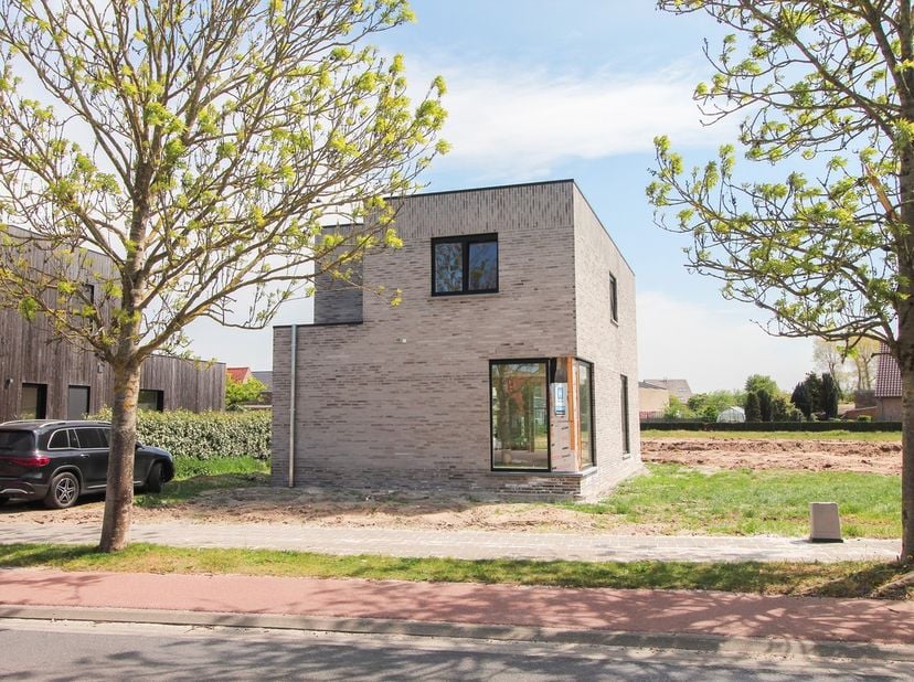 Ontdek het kleinschalig en hedendaags woonproject op de hoek van de Polderstraat en de Weldadigheidstraat in Oostduinkerke-Dorp. Deze alleenstaande ni