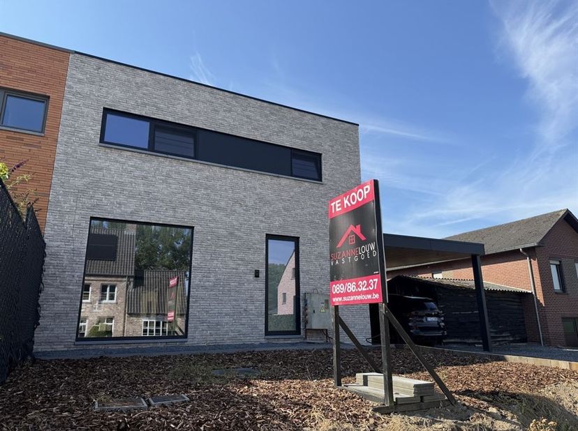 Stijlvolle nieuwbouwwoning met moderne architectuur, met kelder, garage en carport, in een rustige, groene omgeving<br />
<br />
Troeven<br />
- Ca