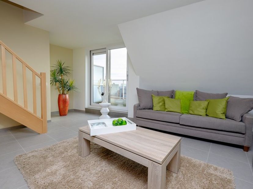 PRACHTIG DUPLEX APPARTEMENT GELEGEN TE OOSTENDE<br />
Het appartement omvat een inkomhal met wc, een ruime, zonnige living met rustig gelegen terras.