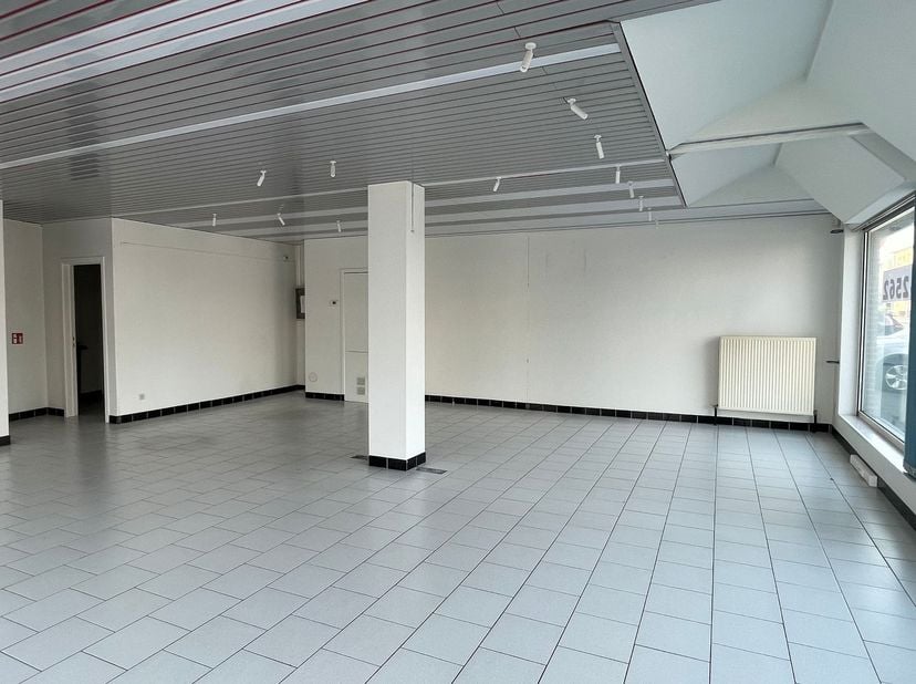 Handelspand op goede locatie in Heist-op-den-Berg<br />
<br />
Commercieel hoekpand met goede visibiliteit gelegen in Heist-op-den-Berg. Het pand he