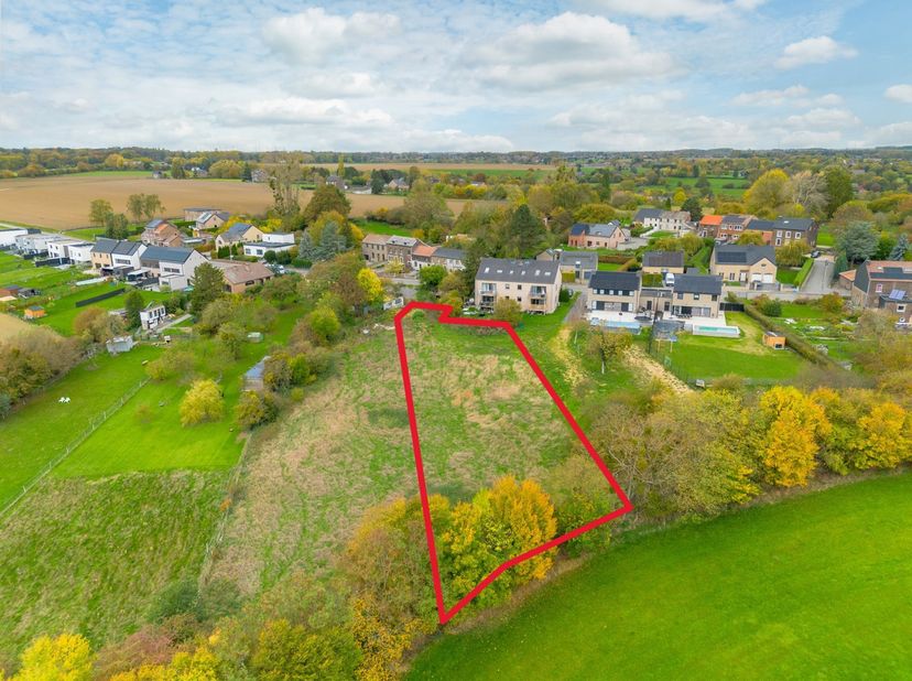 JNP Immobilier a le plaisir de vous présenter ce beau terrain à bâtir d'une superficie de 2.102 m² orienté SUD-EST et LIBRE DE CONSTRUCTEUR ! <br />
L