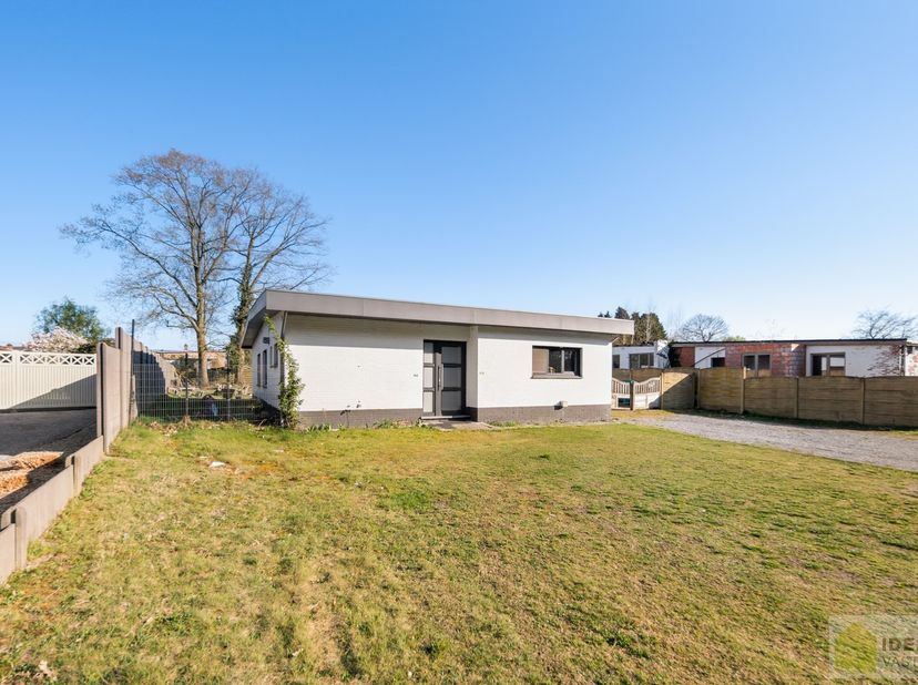 IDEALIS VASTGOED - CHARMANTE INSTAPKLARE GEZINSWONING MET EEN LICHTRIJKE LEEFRUIMTE, MODERNE OPEN KEUKEN MET KOOKEILAND, 3 RUIME SLAAPKAMERS EN BADKAM