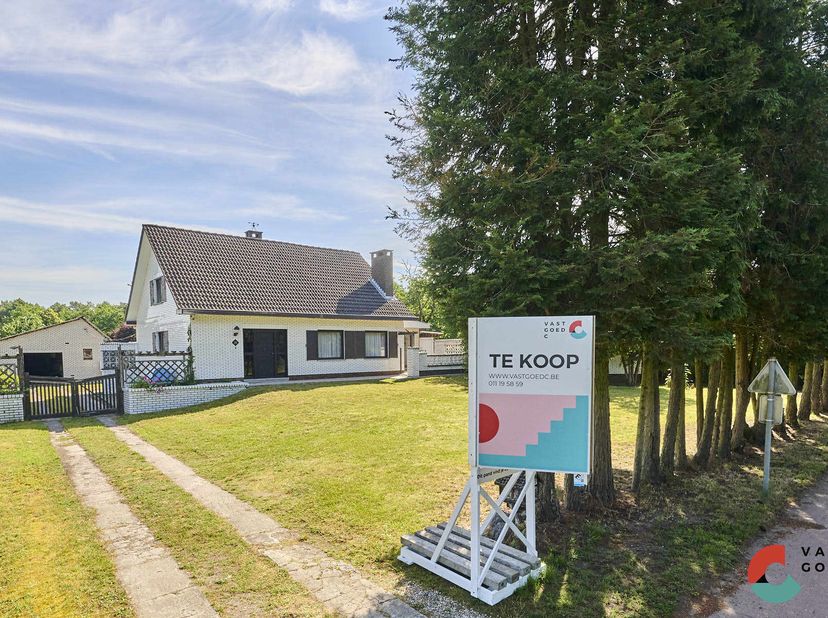 Te renoveren woning op ruim perceel van maar liefst 16 are, deze woning is gelegen in een groene omgeving en biedt tal van mogelijkheden. <br />
De in