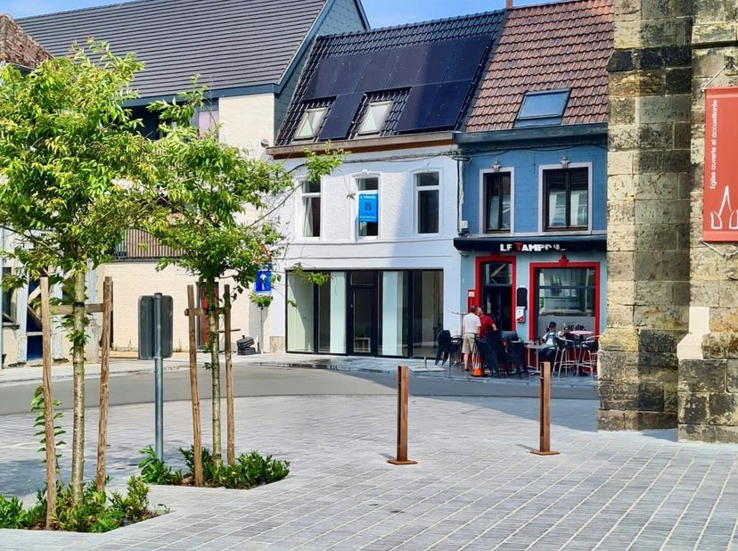KANTOOR/WINKEL/HORECAZAAK, ZONNEPANELEN, ACHTERLIGGENDE PARKING met LAADPAAL. TOPGELEGEN op de Markt van Frasnes. INDELING: grote handelsruimte met be