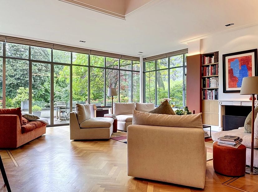 Gelegen nabij het Observatorium van Ukkel, ontdek deze prachtige villa van 617 m2 (volgens PEB) gerenoveerd in 2010 en 2022, met prachtige ontvangstru
