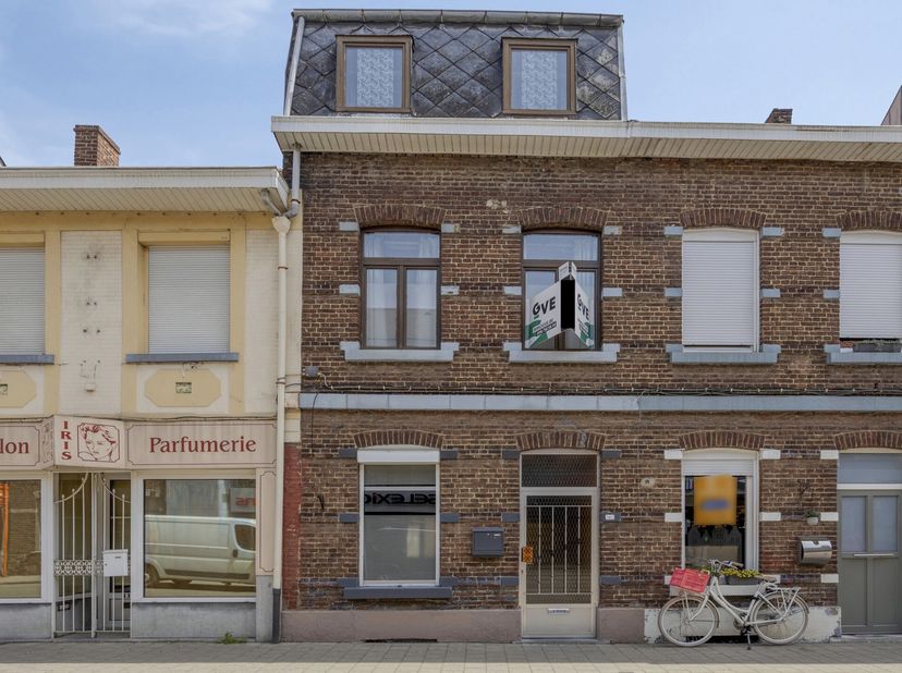 Centraal gelegen te renoveren woning met o.a. een bewoonbare oppervlakte van 118 m² en 4 slaapkamers. EPC-label D (geen renovatieverplichting).<br />