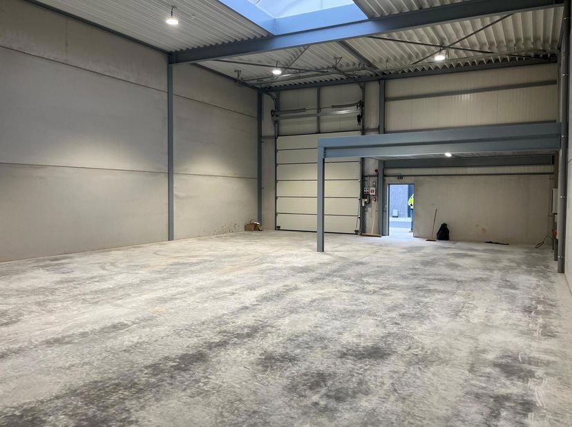 Modern magazijn 216m² te Ranst.<br />
Met mezzanine van 30m² voor extra stockage.<br />
2 parkeerplaatsen <br />
Volledig instapklaar.