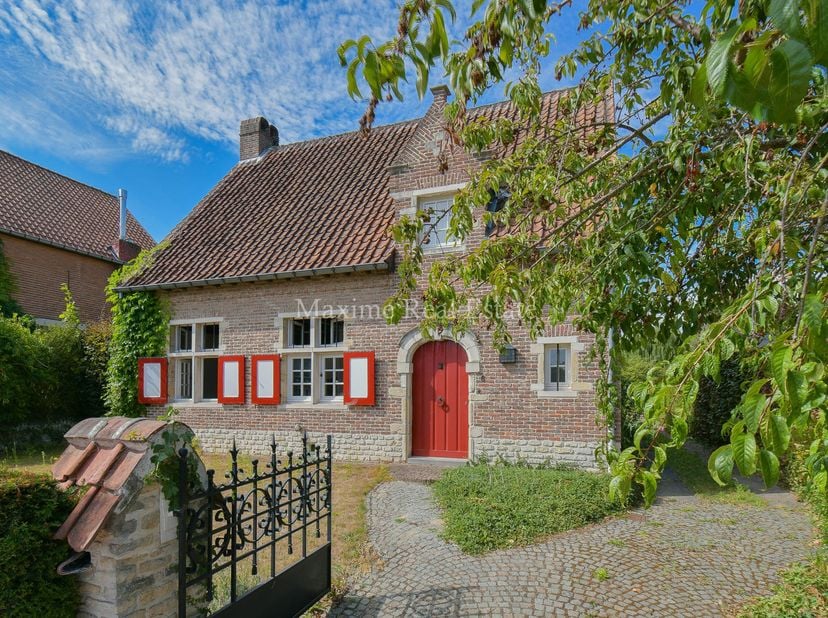 Maxime Real Estate biedt u een charmant landhuis omringd door een prachtig zuid gerichte tuin, afgewerkt met alleen natuurlijke materialen.<br />
Gele