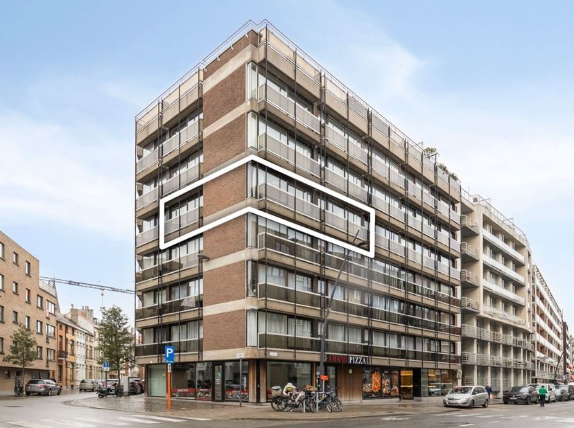 Aan de rand van het centrum van Oostende, en op 420 meter van het strand, bieden wij u een appartement aan met 2 slaapkamers in een gunstig gelegen en
