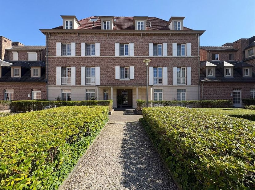 Instapklaar appartement met 2 slaapkamers, terras, garagebox en ondergrondse staanplaats <br />
Ligging: Dit instapklare appartement is gelegen net bu