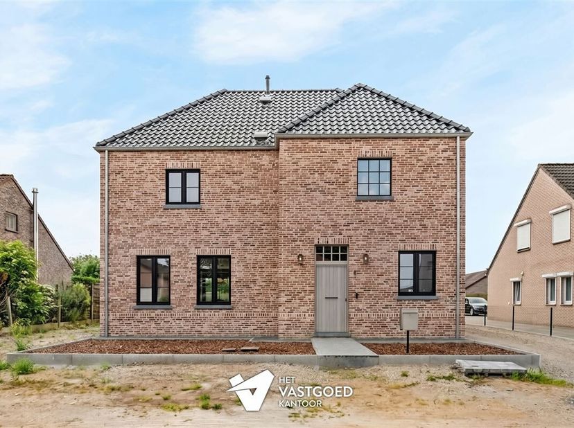 Zeer ruime recente woning (266m²) met 3 slaapkamers (mogelijkheid tot 4) en leuke tuin te Wijchmaal.<br />
Belangrijkste troeven: <br />
- Zeer ruime