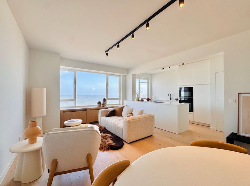GENIETEN VAN WAANZINNIG ZEEZICHT... Dit SMAAKVOL &amp;amp; LUXUEUS GERENOVEERD appartement met 3 SLAAPKAMERS &amp;amp; FENOMENAAL ZEEZICHT bevindt zich op de