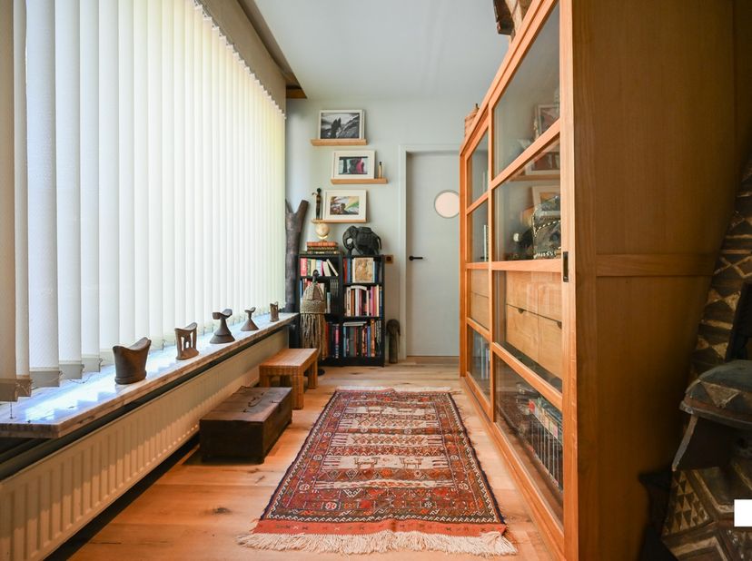 Centraal gelegen halfopen bebouwing met vier slaapkamers genietende van een bewoonbare oppervlakte van maar liefst 268m² (volgens EPC-attest), gelegen