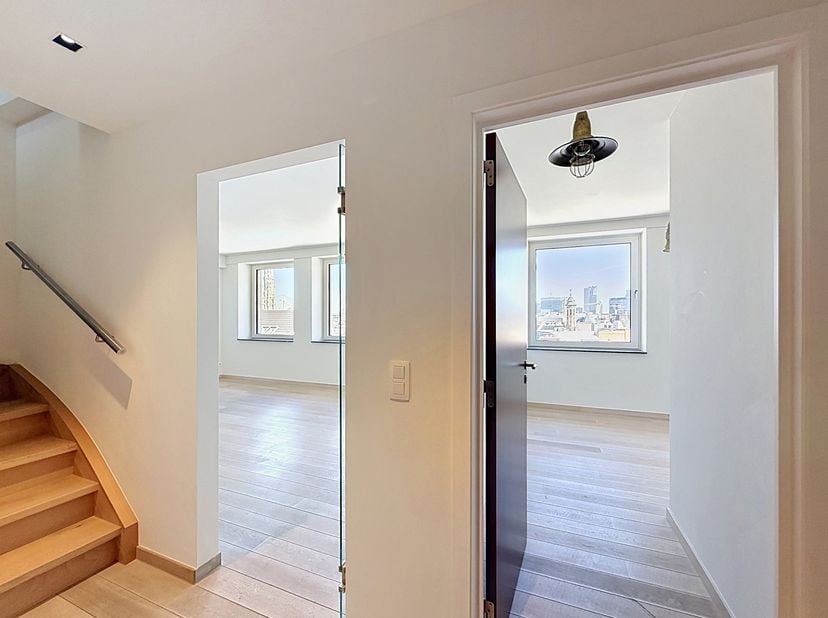 Dit appartement, dat in 2018 volledig is gerenoveerd, ligt vlak bij de Kunstberg en het Centraal Station en heeft een bijzonder gunstige ligging, met