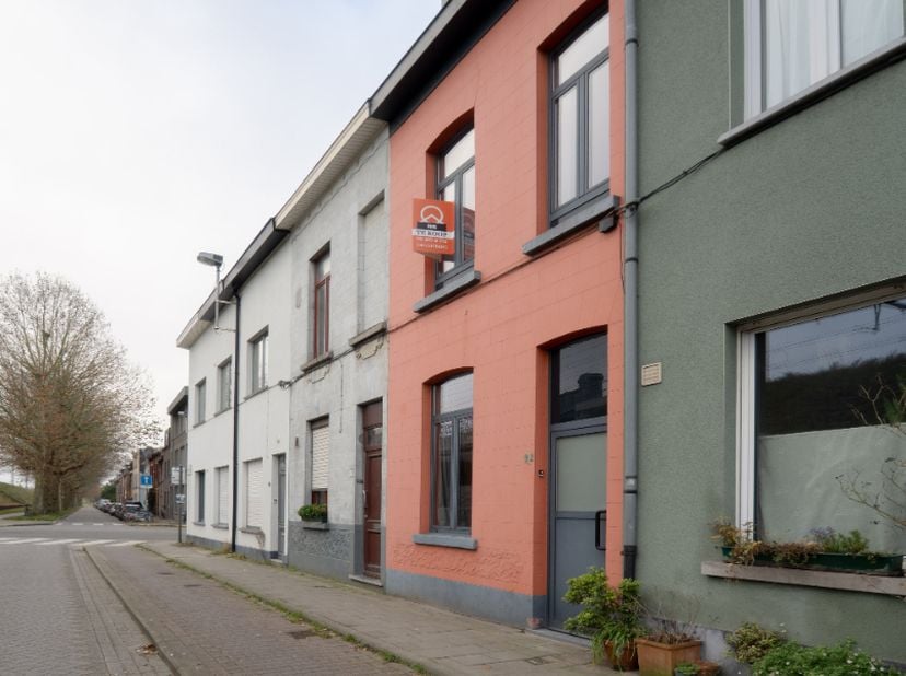 Deze woning is uitstekend gelegen op een centrale én rustige locatie, vlak bij het station Gent-Sint-Pieters, het Miljoenenkwartier, UZ Gent en op fie