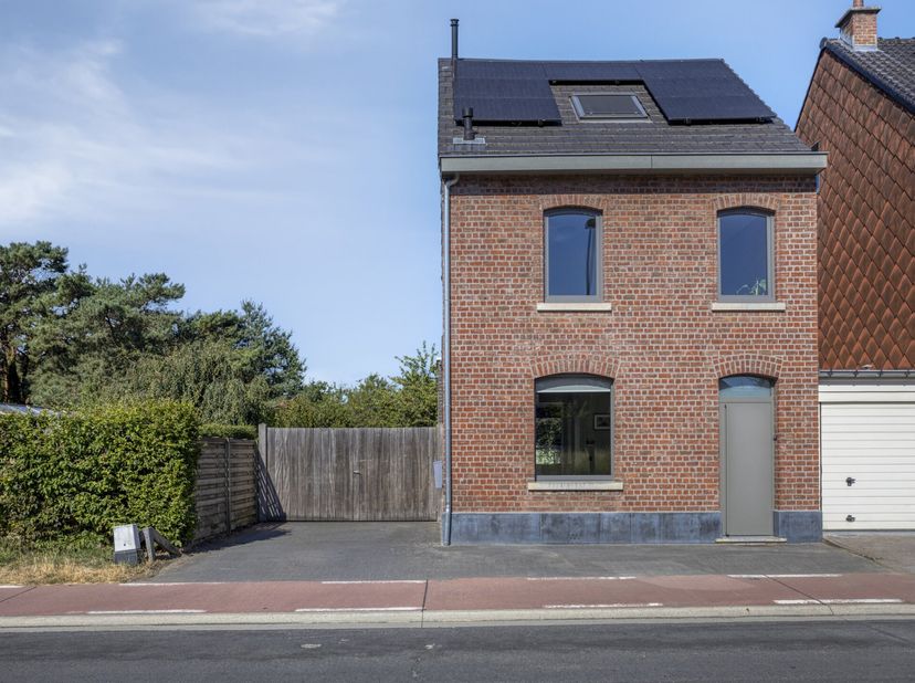 Aan de Waversebaan in Oud-Heverlee vind je deze verzorgde gezinswoning, mooi ingeplant op een perceel van 321 m² in een groene, beboste omgeving. De w