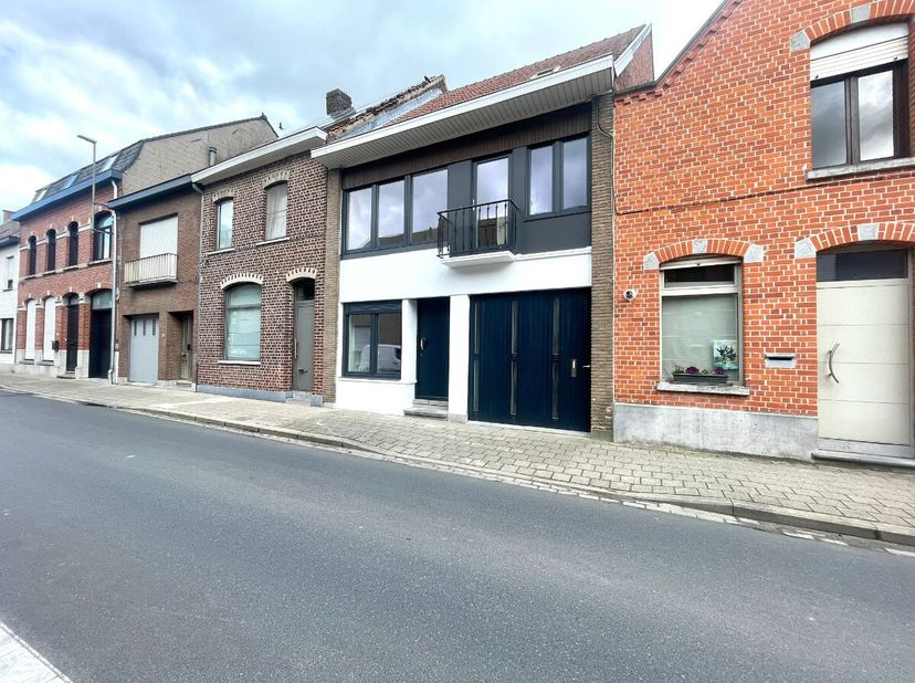 Te koop: gerenoveerde woning in het centrum van Ledegem, op een vlotte locatie nabij winkels, scholen en openbaar vervoer. Deze woning uit 1964 biedt