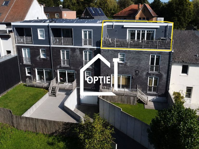 Duplex unique situé au deuxième étage au cœur d’Overijse, à proximité des transports en commun et des commerces locaux.<br />
Ce penthouse est réparti