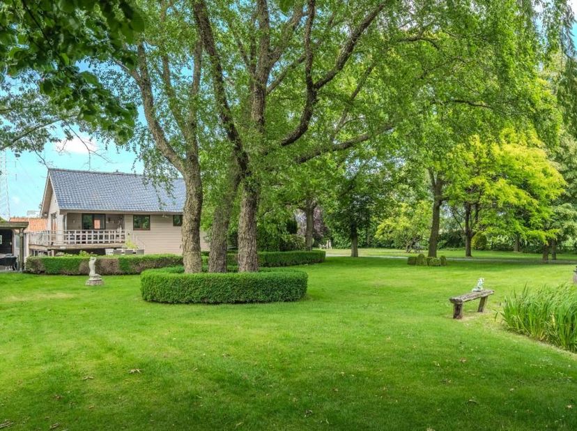 LANDELIJKE WONING MET PRACHTIGE TUIN, VIJVER EN BIJGEBOUWEN - <br />
<br />
Bent u op zoek naar rust, ruimte en een groene omgeving? Dan is deze charm