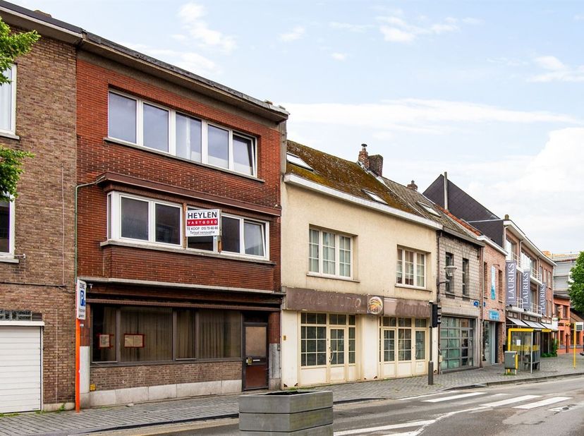 Te renoveren handelshuis met woonst en terras in het centrum van Boom<br />
In het centrum van Boom bevindt zich dit te renoveren handelshuis met woon