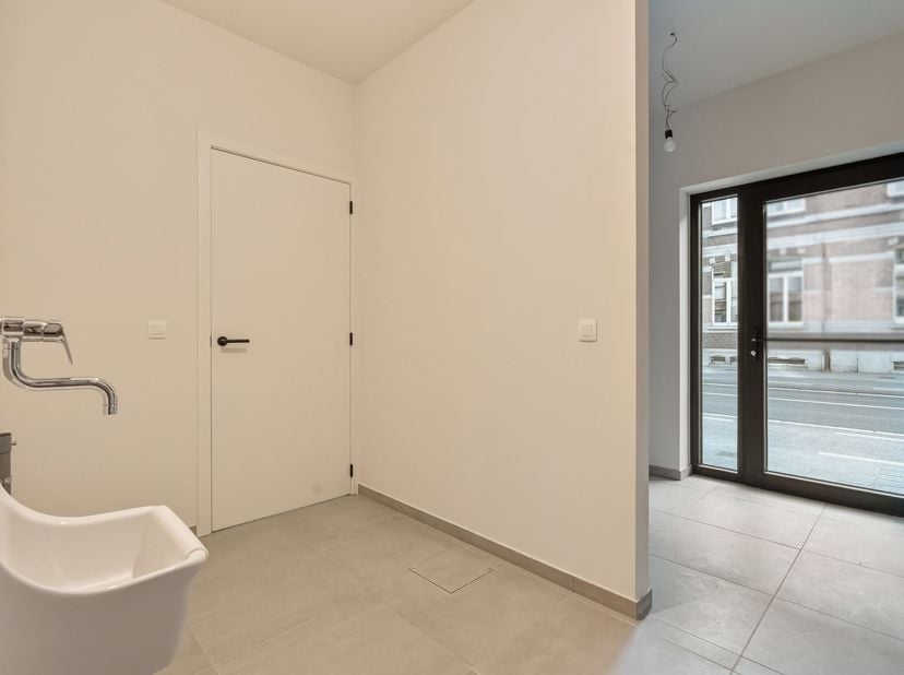 Deze moderne stadswoning met een bewoonbare oppervlakte van maar liefst 208 m² is volledig afgewerkt en instapklaar. Dankzij de doordachte indeling, d