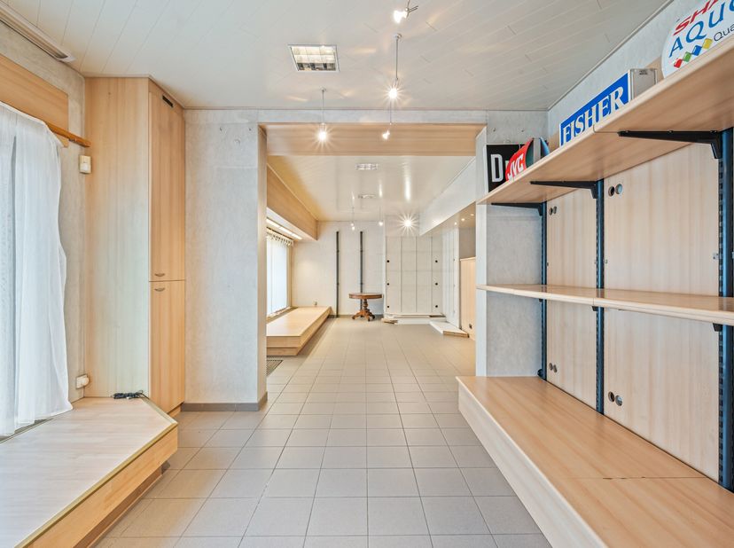 Ce bien commercial polyvalent avec un logement spacieux est situé dans un excellent emplacement commercial. Grâce à la combinaison de logement et de t