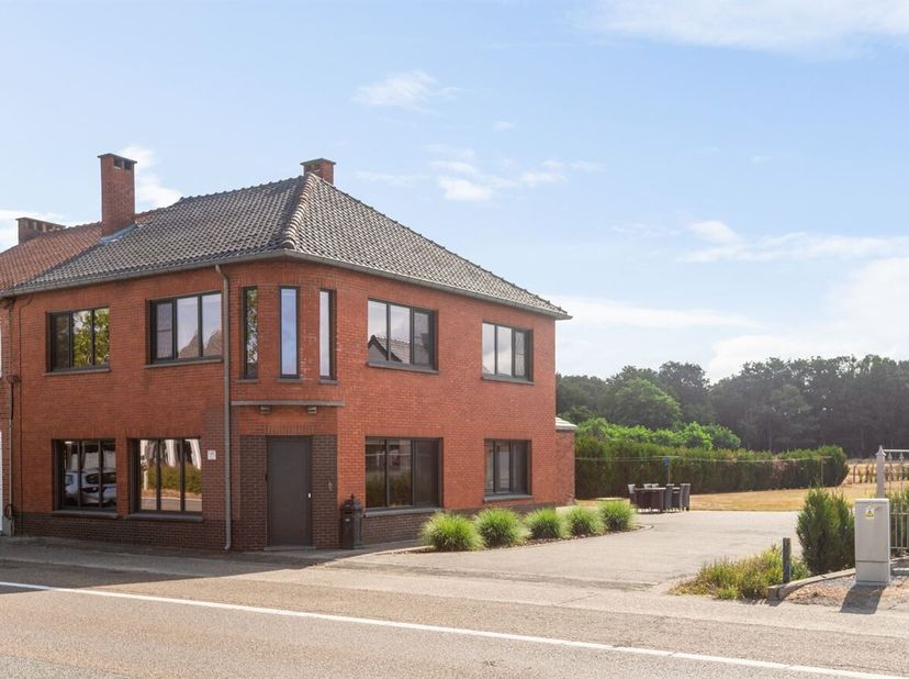 Ligging:<br />
Gelegen aan de Kempische Steenweg in Hasselt bevindt zich op een strategische locatie waar bereikbaarheid en wooncomfort hand in hand g