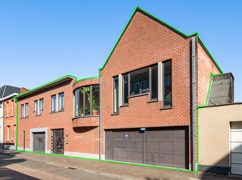 In een rustige straat in het hart van Merksem bevindt zich deze statige woning met 21m gevelbreedte. Deze uitstekend onderhouden woning heeft een bewo