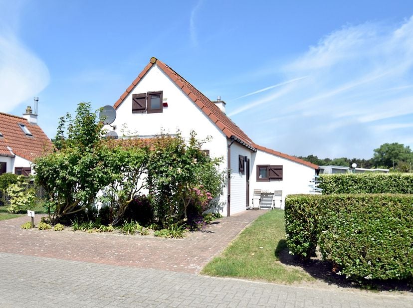 Vakantiewoning gelegen in het kleinschalige park ’t Groeneveld, dat slechts acht woningen omvat. De ligging is er een van rust: omringd door polders e