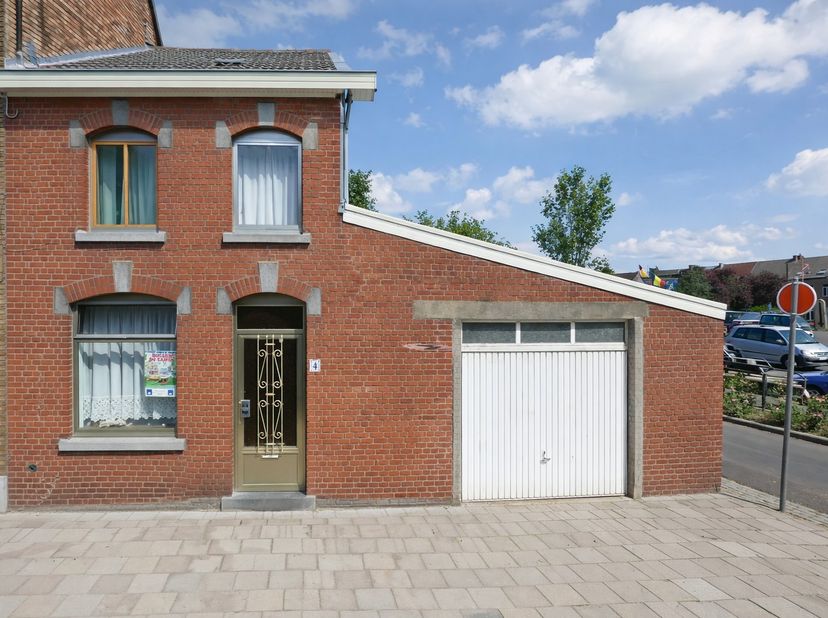Op een gunstige locatie nabij het centrum van Ath bevindt zich deze charmante woning met tuin, garage en diverse bijgebouwen. De woning is onmiddellij