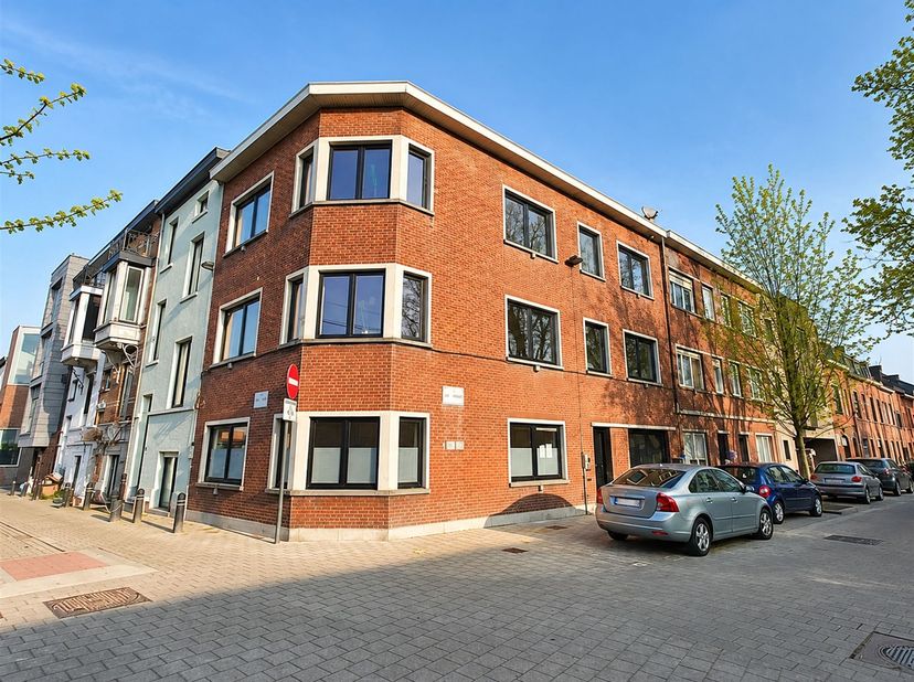 Duplex de 124 m² prêt à emménager, comprenant 2 à 3 chambres, idéalement situé à Gentbrugge<br />
Ce duplex entièrement rénové, d'une surface habitab
