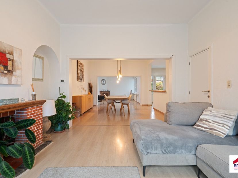 [[ CE BIEN PARTICIPE À LA JOURNÉE MAISONS OUVERTES ERA LE 13/6 DE 9:30 À 10:30 ]] À vendre : maison spacieuse au centre de Wemmel, à deux pas des comm