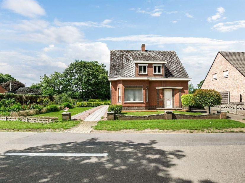 Te renoveren open bebouwing met 3 slaapkamers en garage in Mol<br />
Locatie:<br />
 Deze woning is rustig gelegen aan de Gompeldijk in Mol. Dankzij d